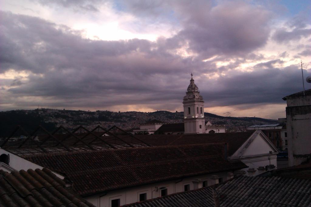 Hostal Yumbo Imperial Quito Exterior photo